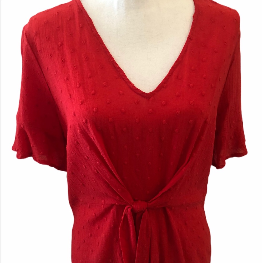 ♦️SOLD♦️ Lush red eyelet sheer front mock tie blou - Picture 2 of 6